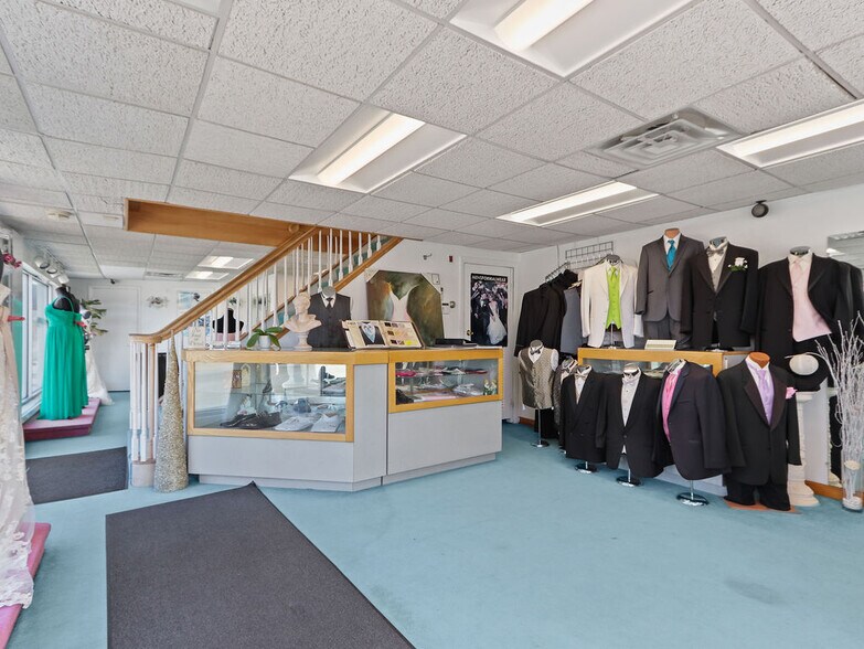 More Photos Of 205 Lexington St, Waltham General Retail For Lease