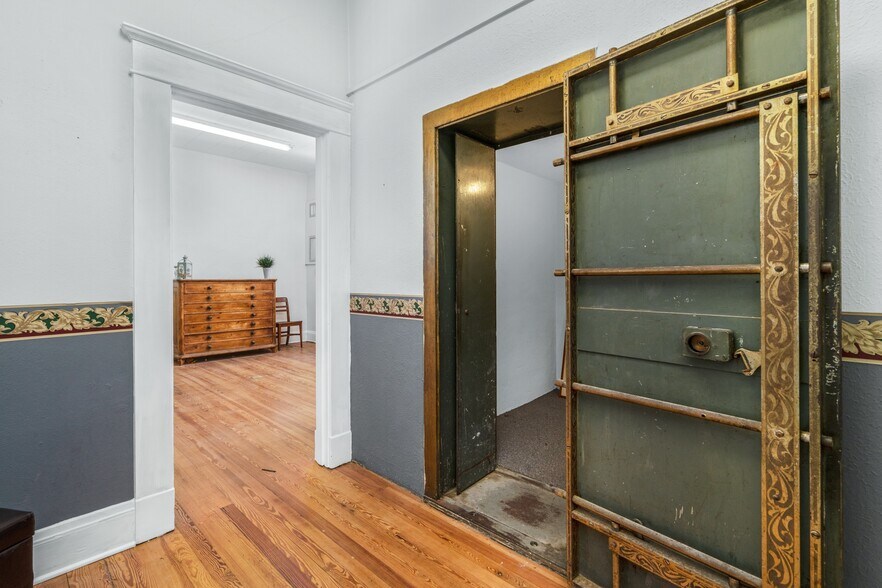 More Photos Of 47 W Wall St, Frostproof Loft Creative Space For Lease