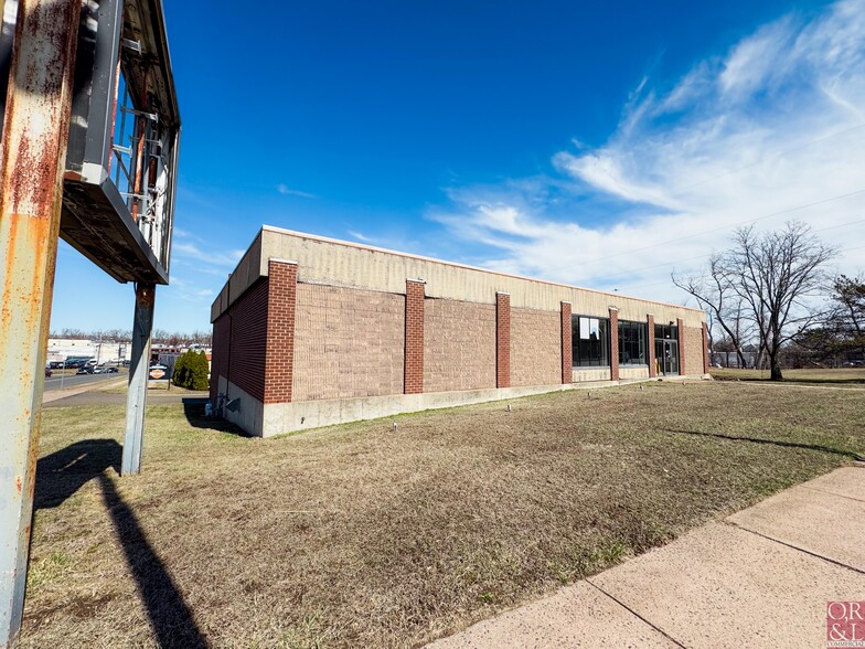 More Photos Of 400 Connecticut Blvd, East Hartford Freestanding For Lease