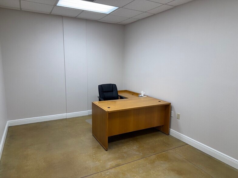 More Photos Of 4951 E Adamo Dr, Tampa Showroom For Lease