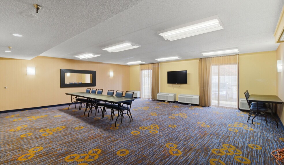 More Photos Of 100 West Algonquin Rd, Arlington Heights Hotel For Sale