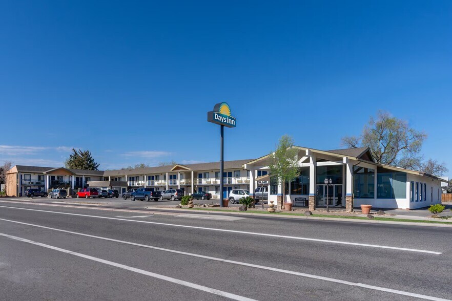 More Photos Of 903 Main St, Delta Hotel For Sale