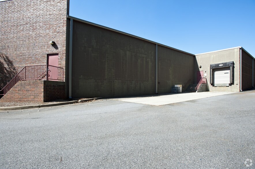 More Photos Of 1890 W Oak Pky, Marietta Showroom For Lease