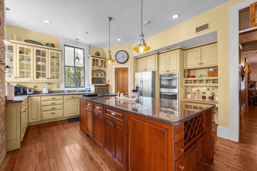 More Photos Of 221 SE 7th St, Gainesville Hospitality For Sale