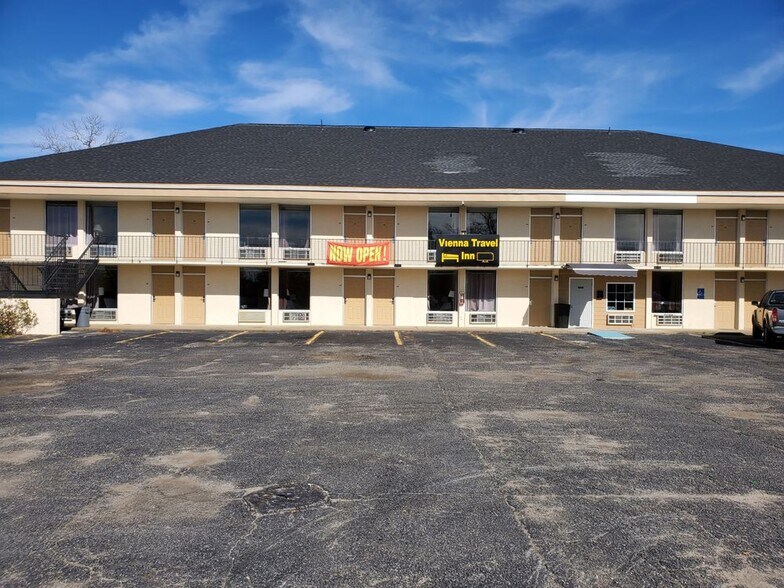 Primary Photo Of 1525 E Union St, Vienna Hotel For Sale