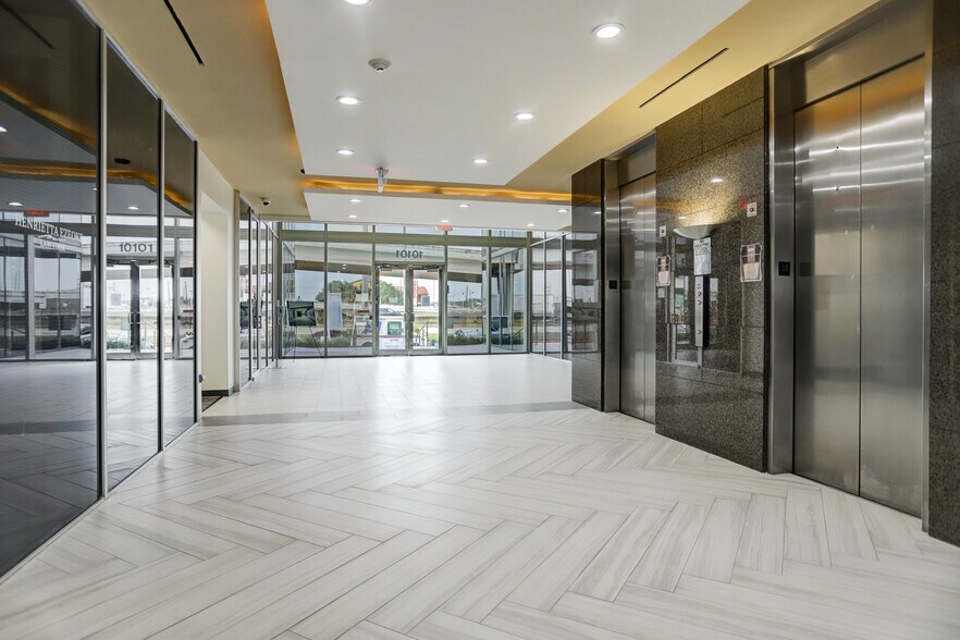 More Photos Of 10101 Southwest Freeway, Houston Office For Lease