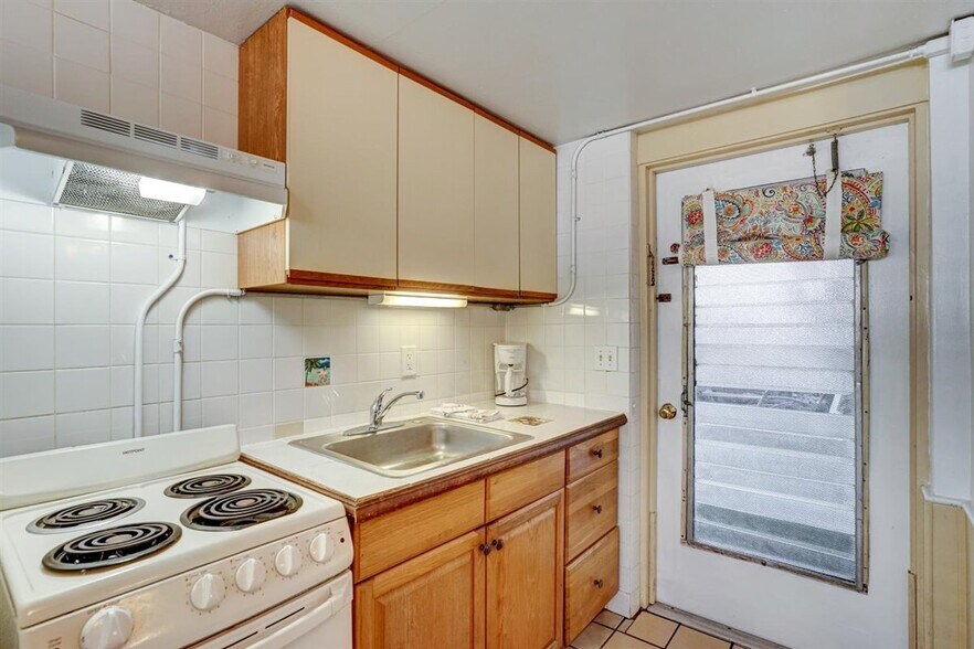 More Photos Of 1064 Broadway, Dunedin Hotel For Sale