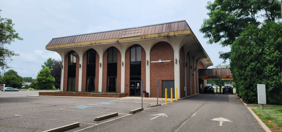 More Photos Of 1 Sherman Hill Rd, Woodbury Bank For Lease