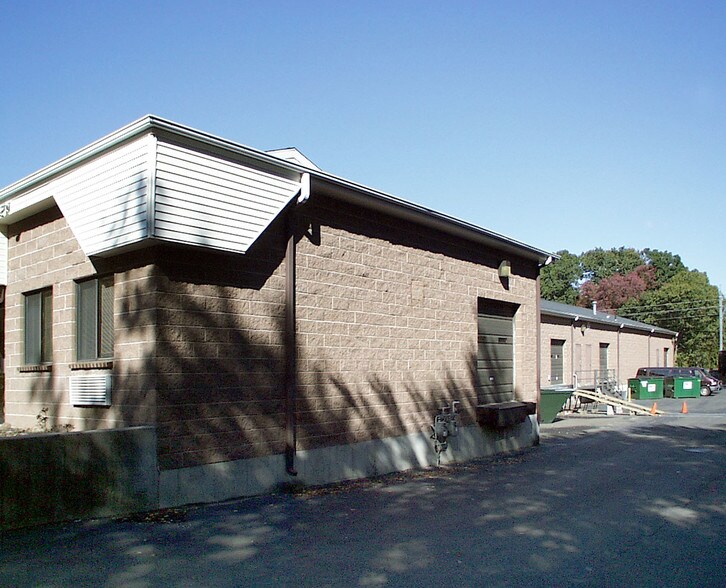 More Photos Of 130 Fort Path Rd, Madison Warehouse For Lease