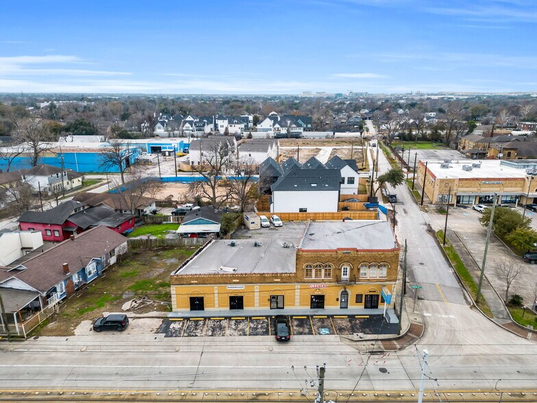 More Photos Of 5208 Harrisburg Blvd, Houston Storefront For Lease