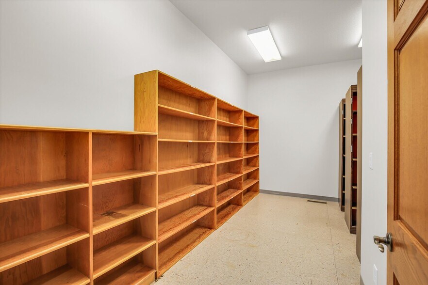 More Photos Of 606 W Oak St, Fairbury Office For Sale