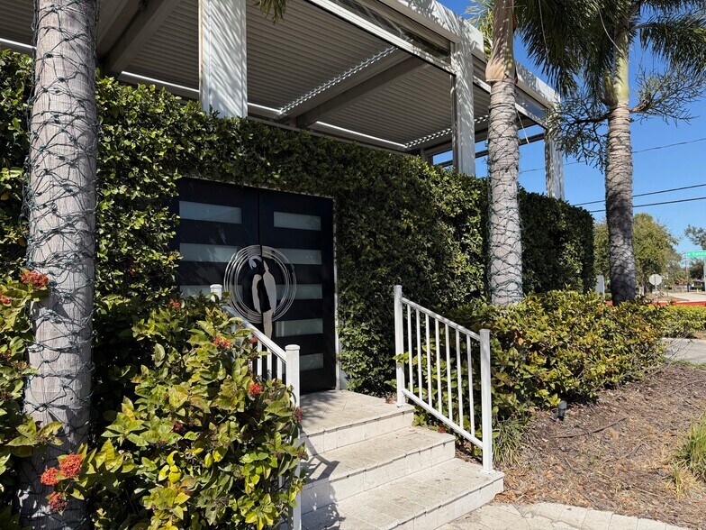 More Photos Of 2702 W Kennedy Blvd, Tampa Restaurant For Sale