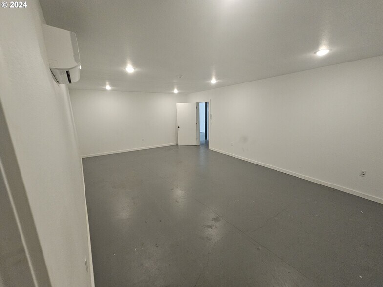 More Photos Of 5833 NE Portland Hwy, Portland Flex For Sale