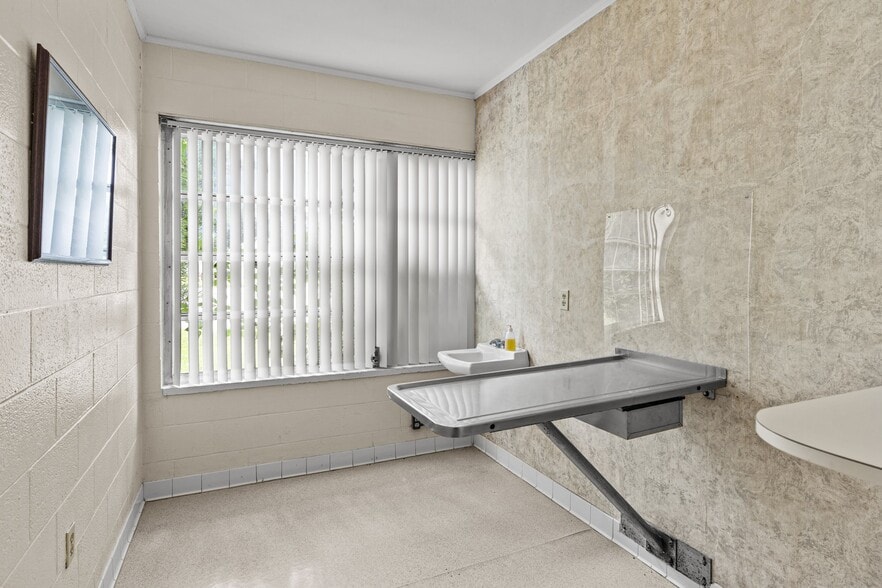 More Photos Of 3522 James B White Hwy, Whiteville Veterinarian Kennel For Sale