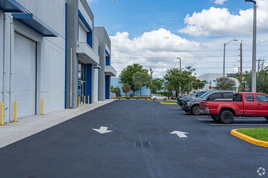 More Photos Of 5900 N Powerline Rd, Fort Lauderdale Warehouse For Lease