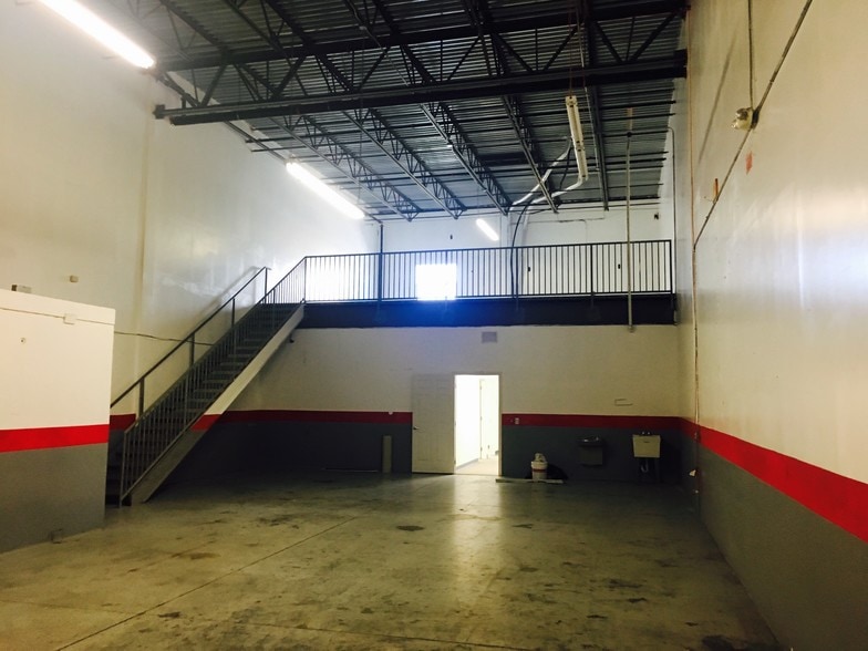 More Photos Of 787 Commerce Dr, Venice Warehouse For Lease