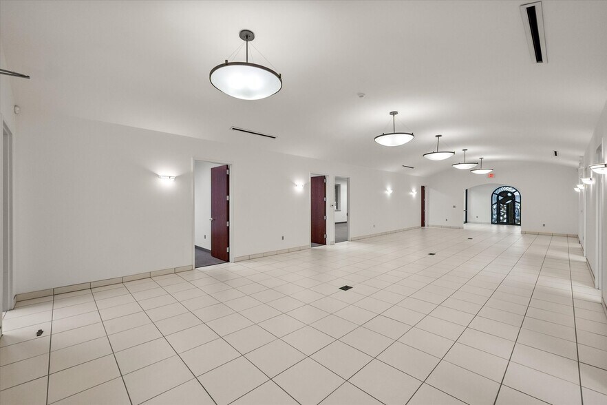 More Photos Of 820 Central Dr, Colleyville Office For Sale