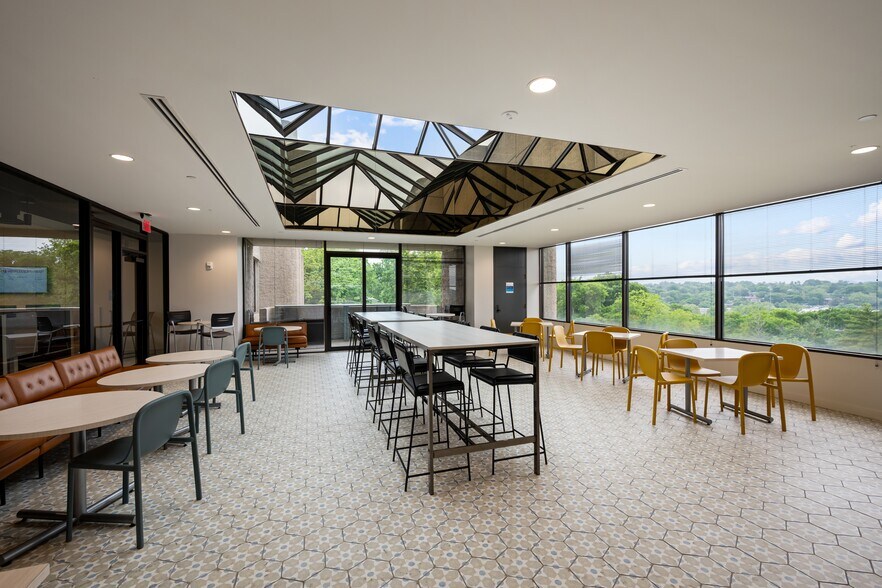 More Photos Of 3340 Perimeter Hill Dr, Nashville Office For Sale