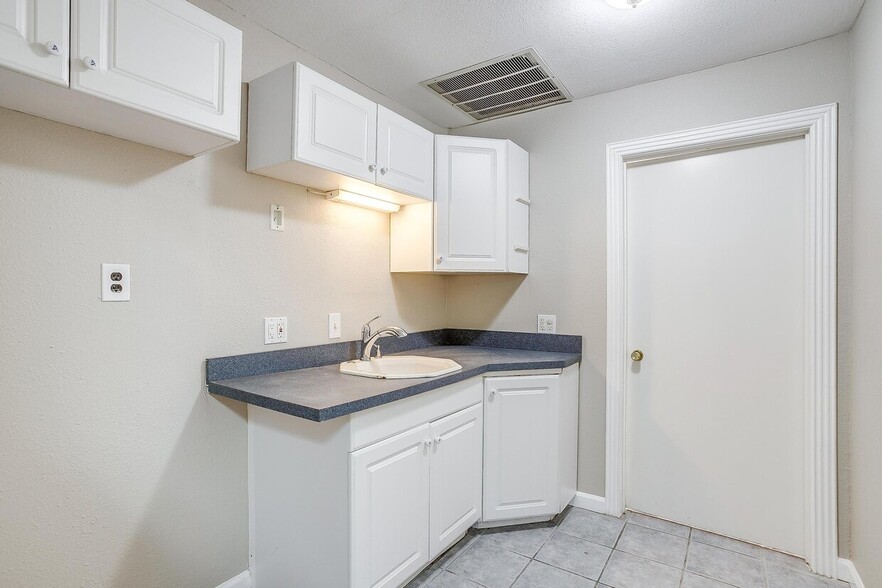 More Photos Of 2418 Cales Dr, Arlington Office Residential For Sale