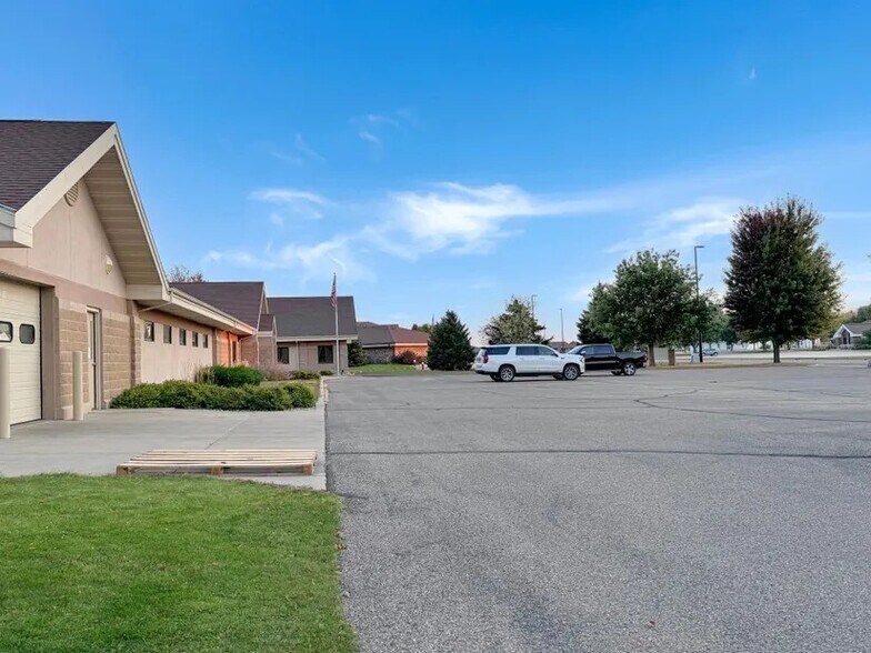 More Photos Of 601 Jewett St, Marshall Office For Sale