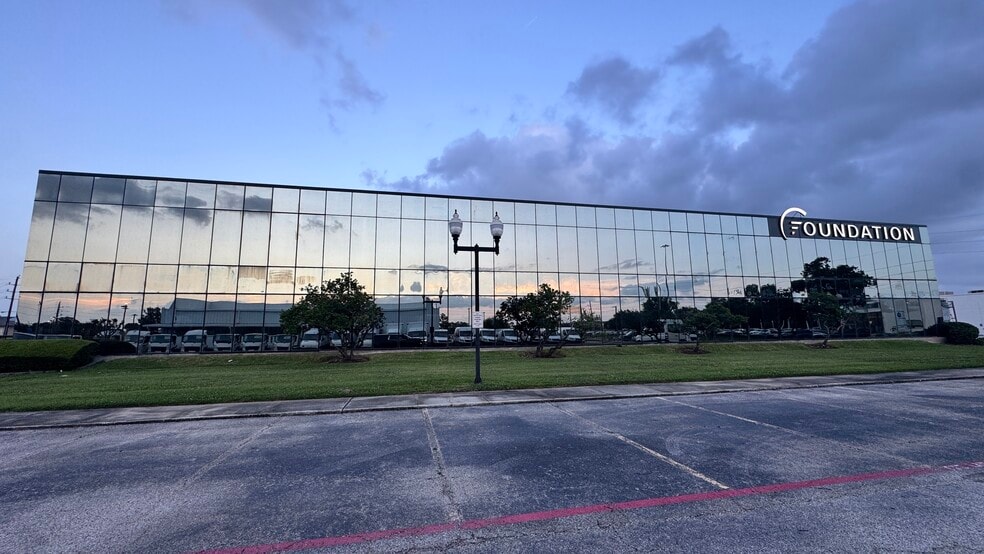 More Photos Of 211 Highland Cross Dr, Houston Office For Lease