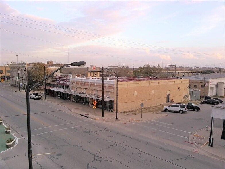 More Photos Of 119 W 2nd St, Taylor Showroom For Lease