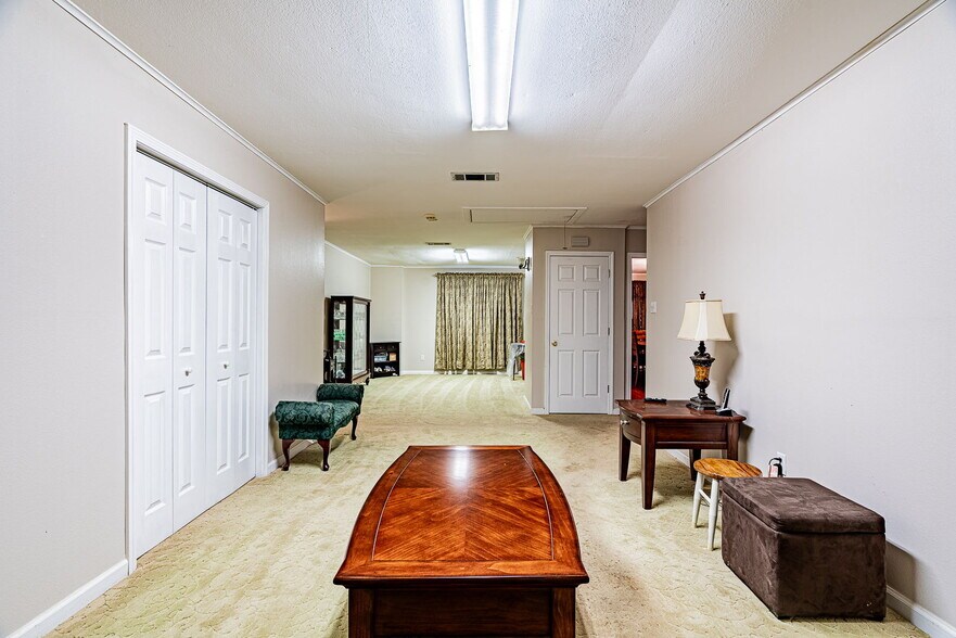 More Photos Of 2800 Lake Villa Dr, Metairie Flex For Sale