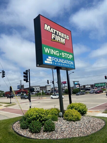 More Photos Of 2626 S Oneida St, Green Bay Storefront For Lease