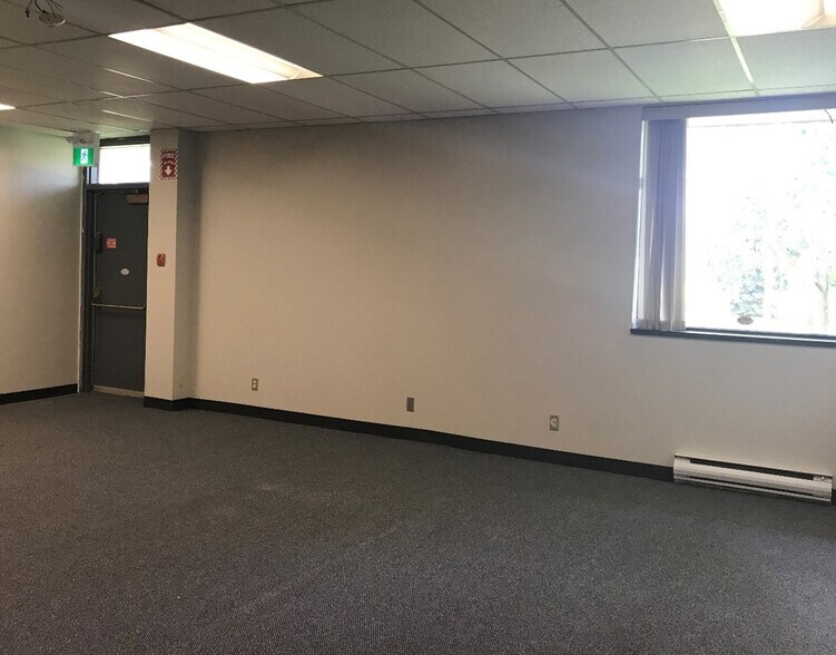 More Photos Of 105 Schneider Rd, Ottawa Flex For Sale