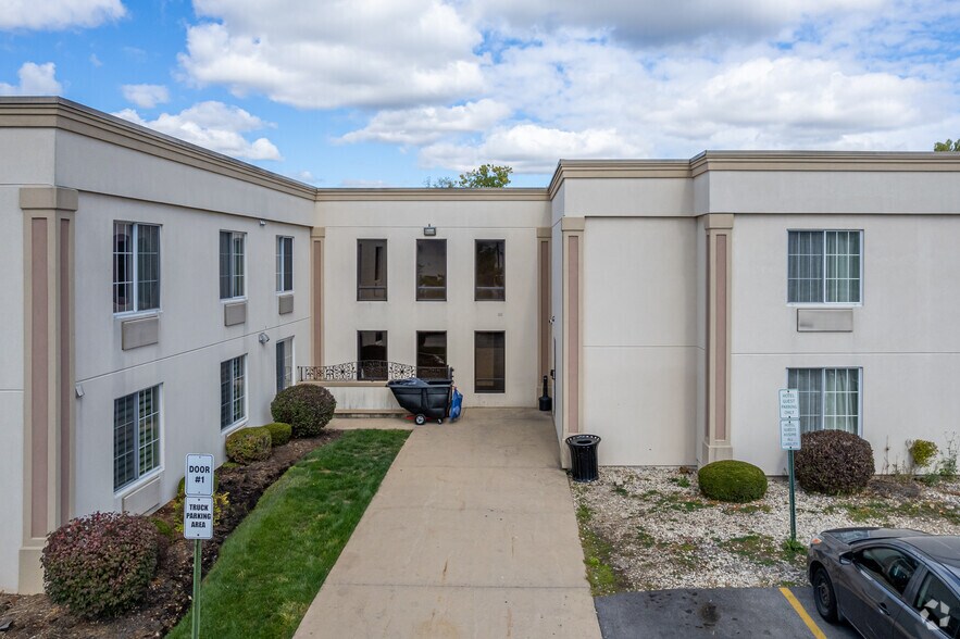 More Photos Of 933 S Riverside Dr, Elmhurst Hotel For Sale