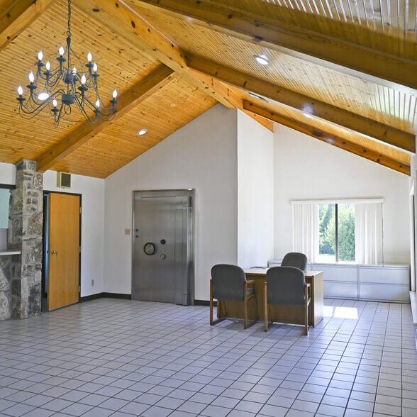 More Photos Of 117 Gordon Rd, Mingus Bank For Lease