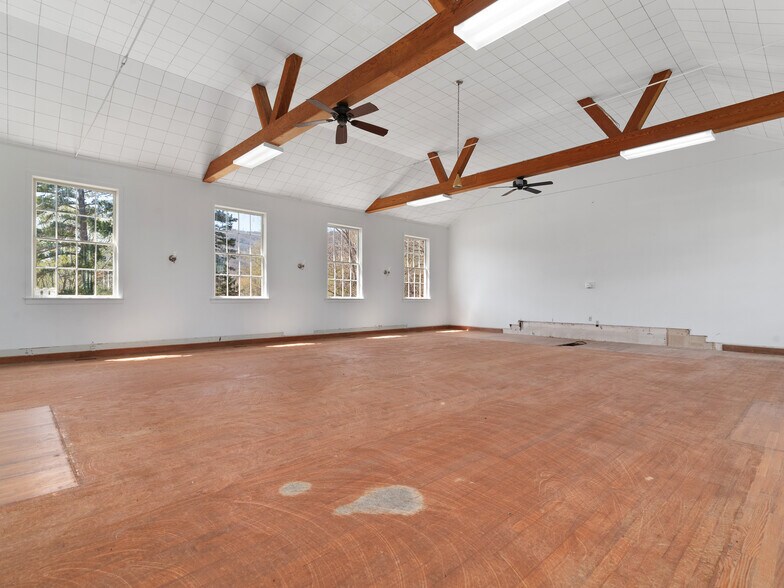 More Photos Of 62 Birdsong Trail, Waynesville Specialty For Lease