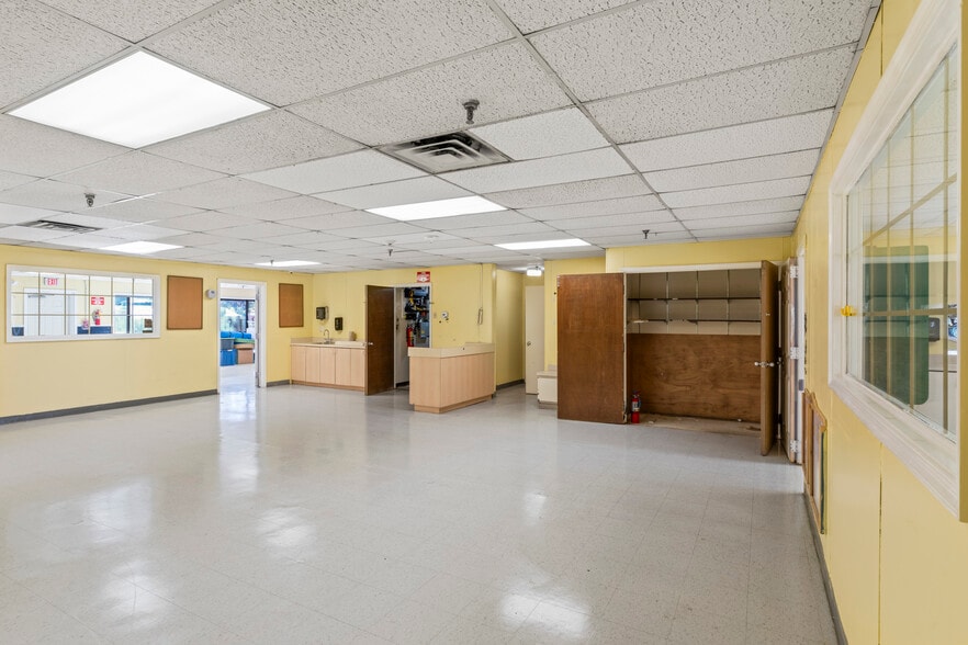 More Photos Of 211 Edds Ln, Sterling Schools For Lease