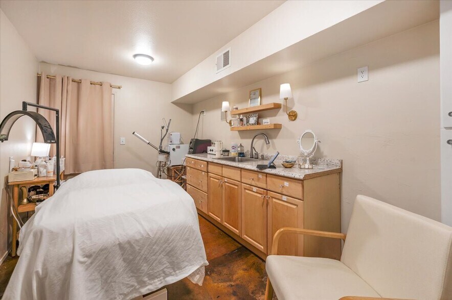 More Photos Of 339 W D St, Lemoore Storefront For Sale