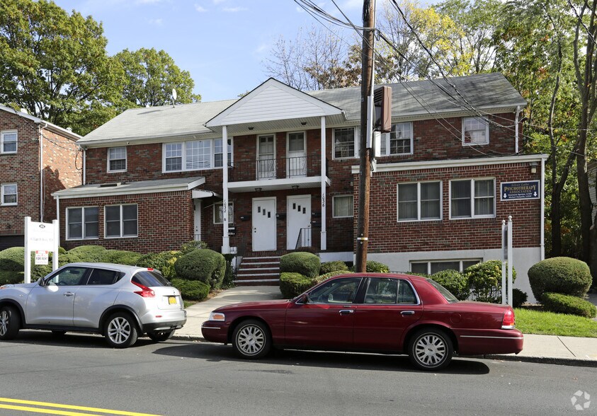 Primary Photo Of 1032-1036 Victory Blvd, Staten Island Medical For Lease