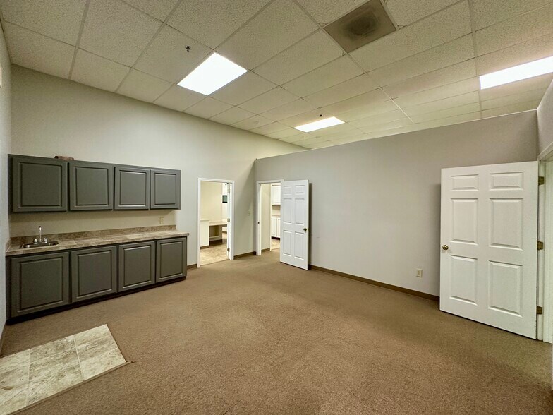 More Photos Of 807 Monroe St, Clinton Office For Sale