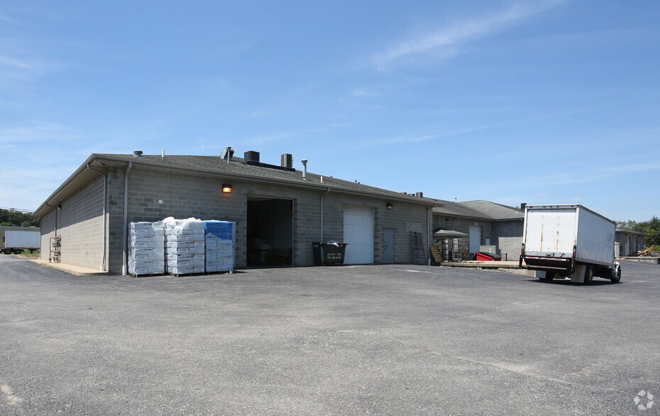 More Photos Of 603-643 N Meridian Rd, Youngstown Showroom For Lease