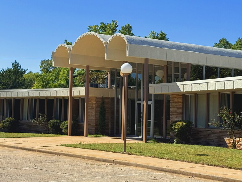 More Photos Of 301 NW 36th St, Oklahoma City Medical For Lease