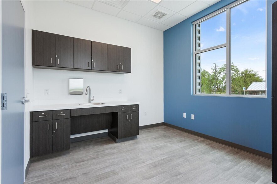 More Photos Of 901 McClintic Dr, Groesbeck Medical For Sale