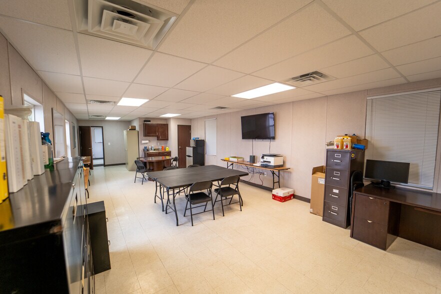 More Photos Of 236 Industrial Park Dr, Victoria Warehouse For Lease