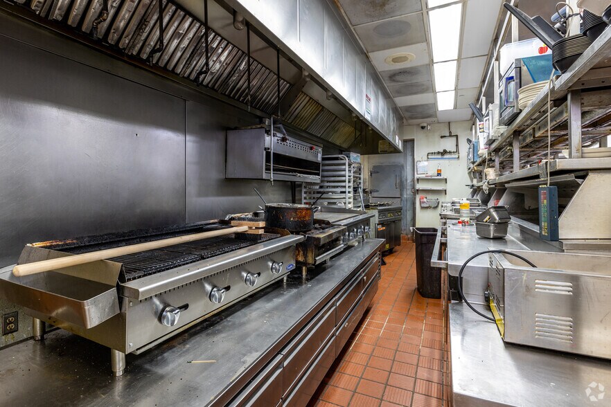 More Photos Of 1700 Village West Pky, Kansas City Restaurant For Lease