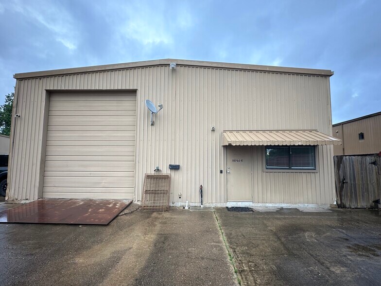 Primary Photo Of 10202 Mula Cir, Stafford Warehouse For Lease