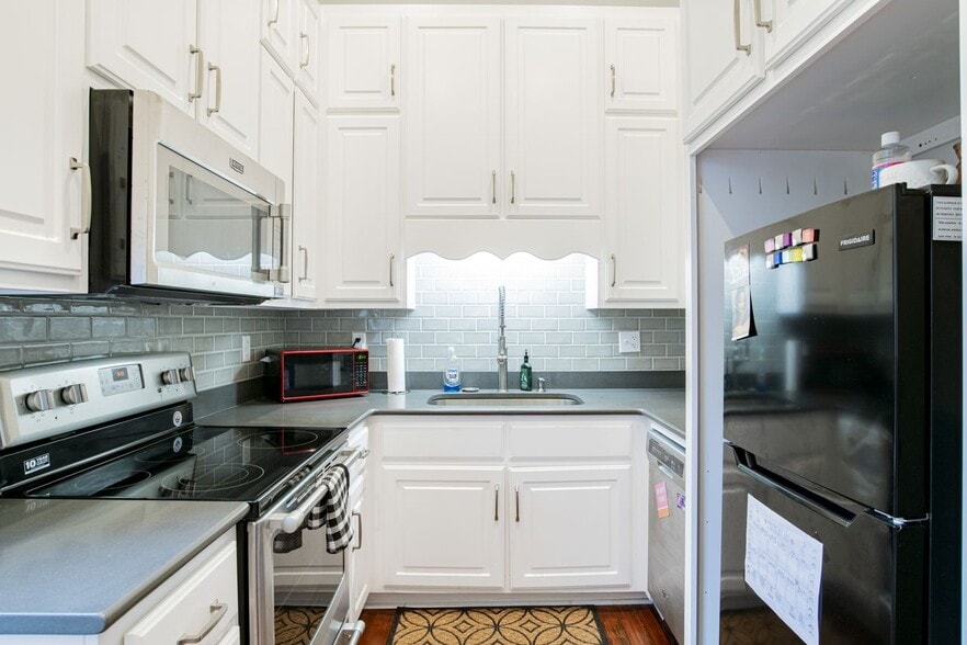 More Photos Of 1327 Spring Hill Ave, Mobile Office For Sale