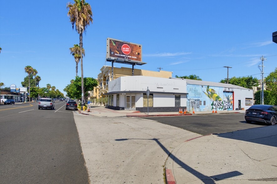 More Photos Of 13831 Ventura Blvd, Sherman Oaks Storefront For Sale