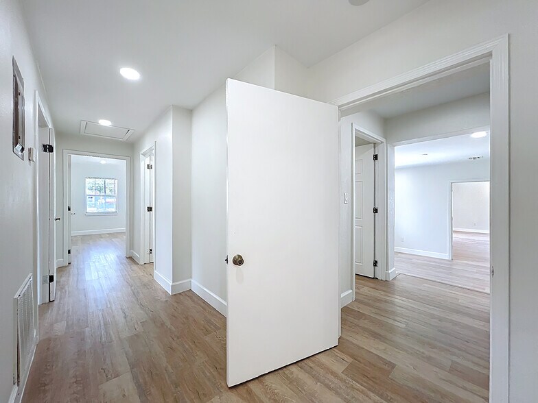 More Photos Of 507 East St, Longwood Office Residential For Lease