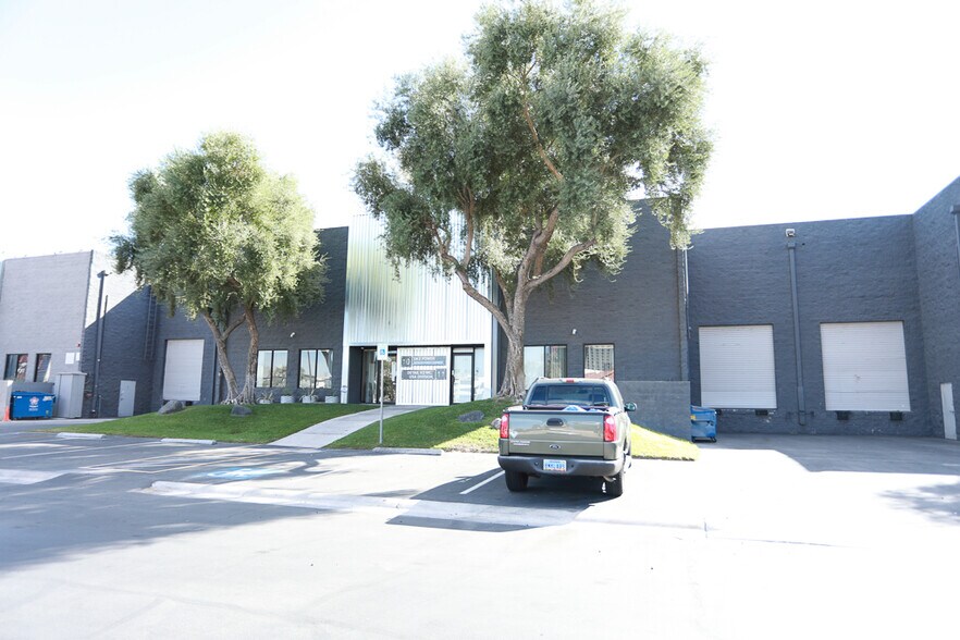 More Photos Of 4301 S Valley View Blvd, Las Vegas Warehouse For Lease