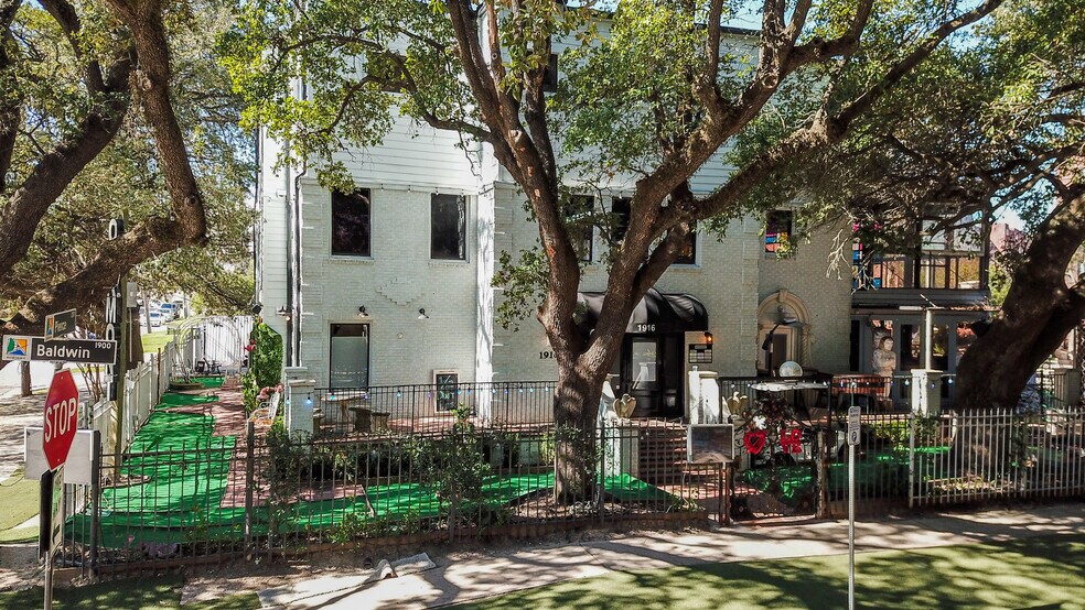 More Photos Of 1916 Baldwin St, Houston Bar For Lease