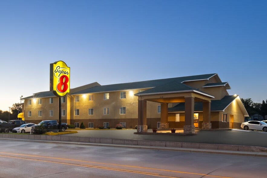 Primary Photo Of 1708 W Wyatt Earp Blvd, Dodge City Hotel For Sale
