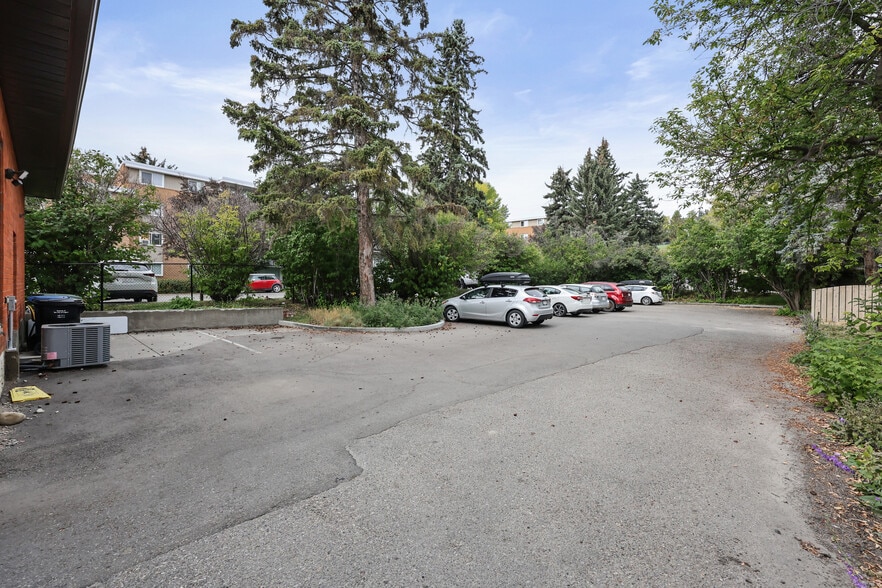 More Photos Of 1614 8th Ave NW, Calgary Medical For Sale