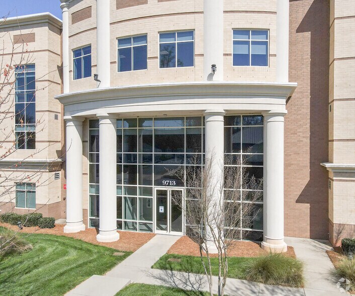 More Photos Of 9713 Northcross Center Ct, Huntersville Office For Lease
